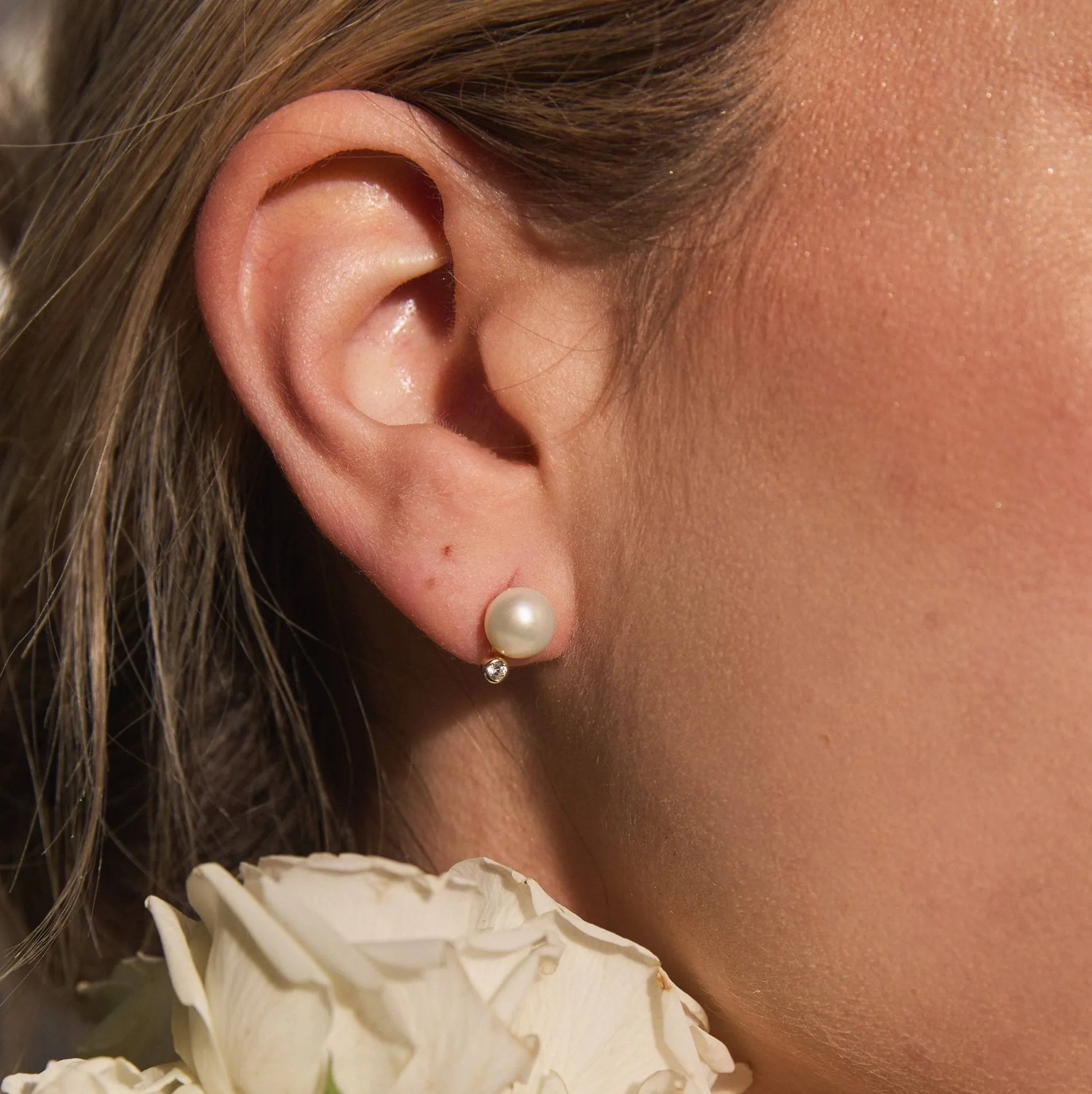 ISADORE PEARL STUDS: SILVER